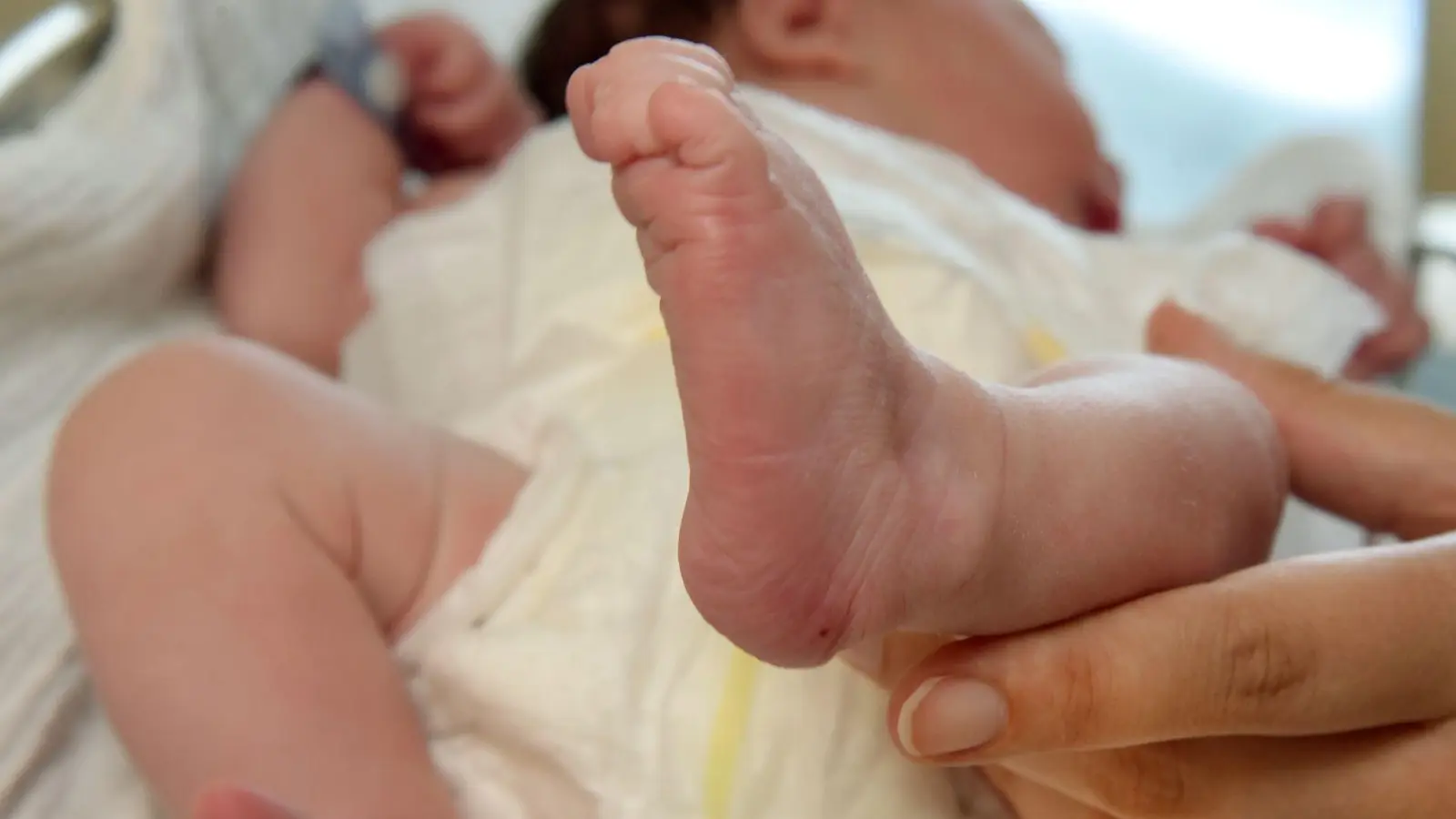 An Heiligabend 2023 kamen über 200 Babys in Bayern zur Welt. (Foto: Waltraud Grubitzsch/dpa)