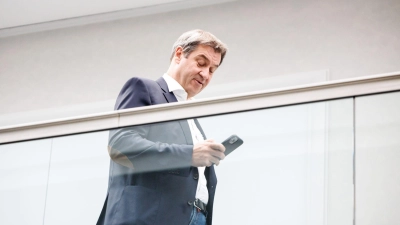 Ministerpräsident Markus Söder (CSU) mit seinem Smartphone in der Hand. Er ist in den sozialen Medien sehr erfolgreich.  (Foto: Matthias Balk/dpa)