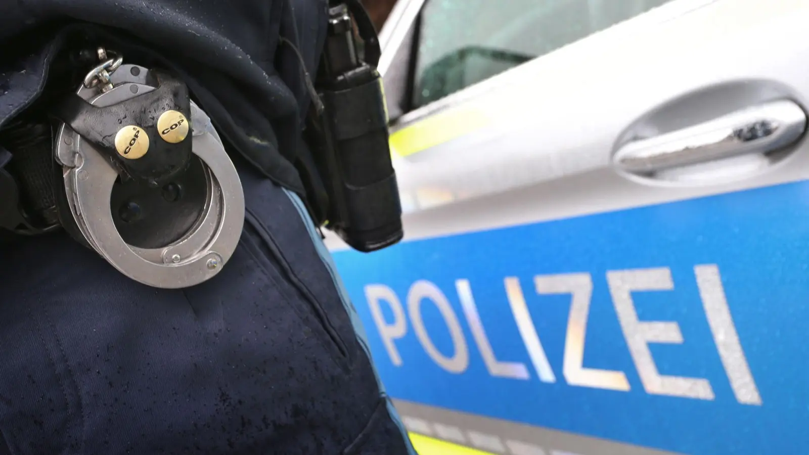 Nach einem Unfall in Dinkelsbühl sucht die Polizei nach einem mutmaßlichen Straftäter, der die Bolzen des betroffenen Anhängerwagens gelockert hat. (Symbolbild: dpa/Karl-Josef Hildenbrand)