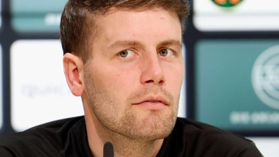 St. Paulis Trainer Fabian Hürzeler bei einer Pressekonferenz. (Foto: Heiko Becker/dpa)
