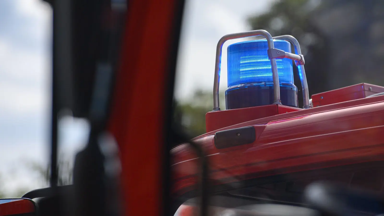 Ein Nachbar und eine Passantin haben in Burghausen eine Frau aus einem brennenden Einfamilienhaus gerettet. (Symbolbild) (Foto: Robert Michael/dpa-Zentralbild/dpa)