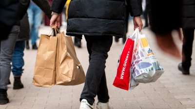 Die Verbraucherstimmung in Deutschland hat sich im Juli leicht aufgehellt.(Archivbild) (Foto: Daniel Bockwoldt/dpa)