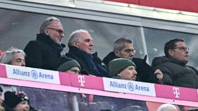 Uli Hoeneß (2.v.l.) rechnet mit der Meisterschaft des FC Bayern. (Foto: Tom Weller/dpa)