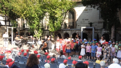 Die Bühne gehörte den Feuchtwanger Vorschulkinder. An ihrer Seite spielten die Würth Philharmoniker. (Foto: Peter Zumach)