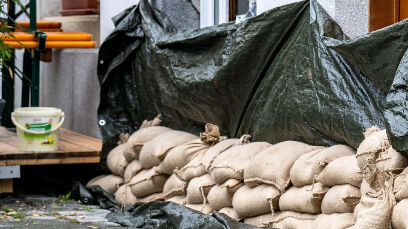 Sandsäcke liegen vor einem Haus in Passau. (Foto: Armin Weigel/dpa)