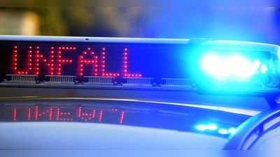 Die Polizei ermittelt zur Ursache eines Unfalls im Landkreis Augsburg (Symbolfoto). (Foto: Stefan Puchner/dpa)