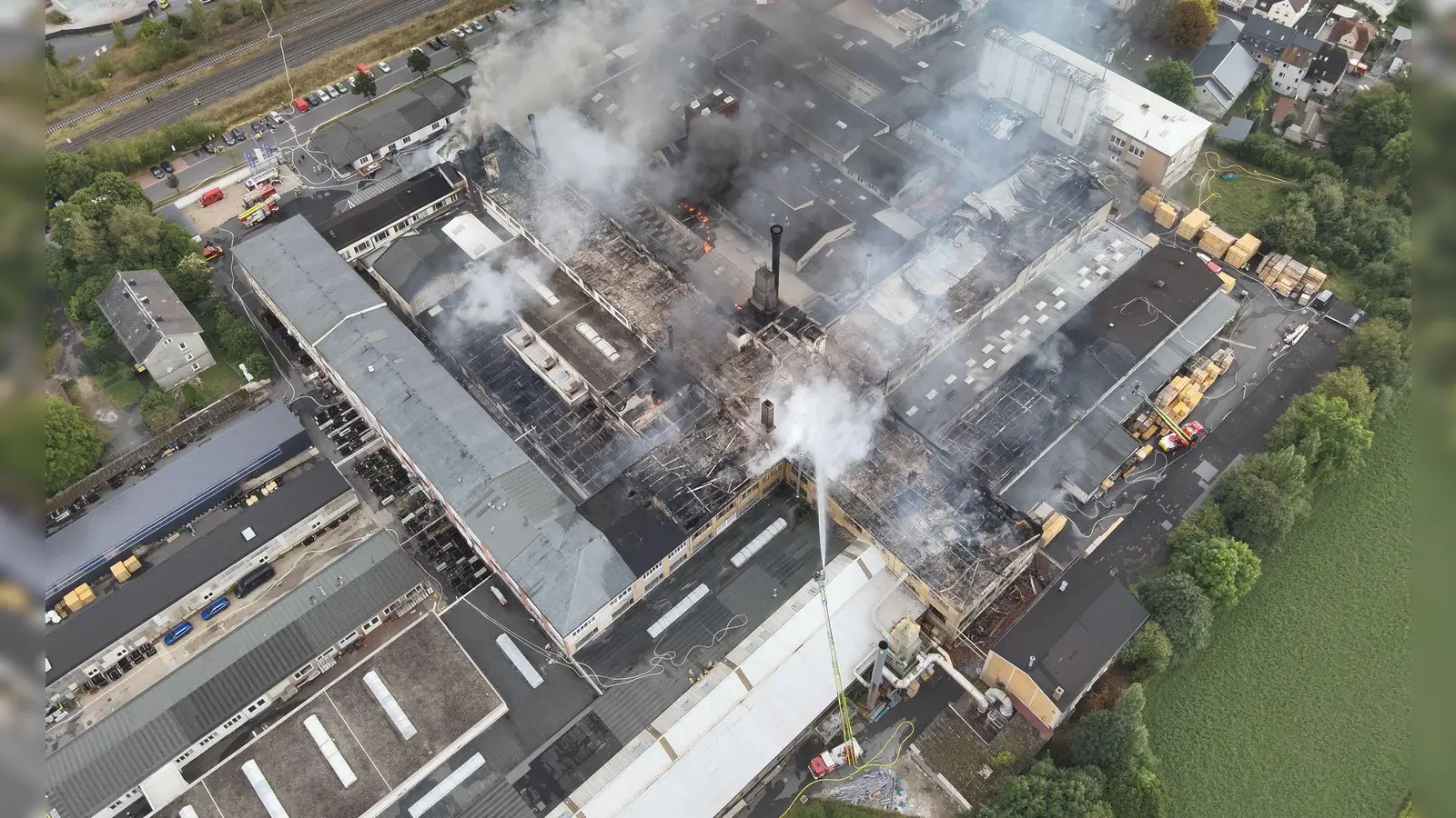 Bei dem Großbrand waren nach Angaben des Landratsamts mehrere Hundert Helfer im Einsatz. (Foto: ---/Kreisfeuerwehrverband Wunsiedel/dpa)