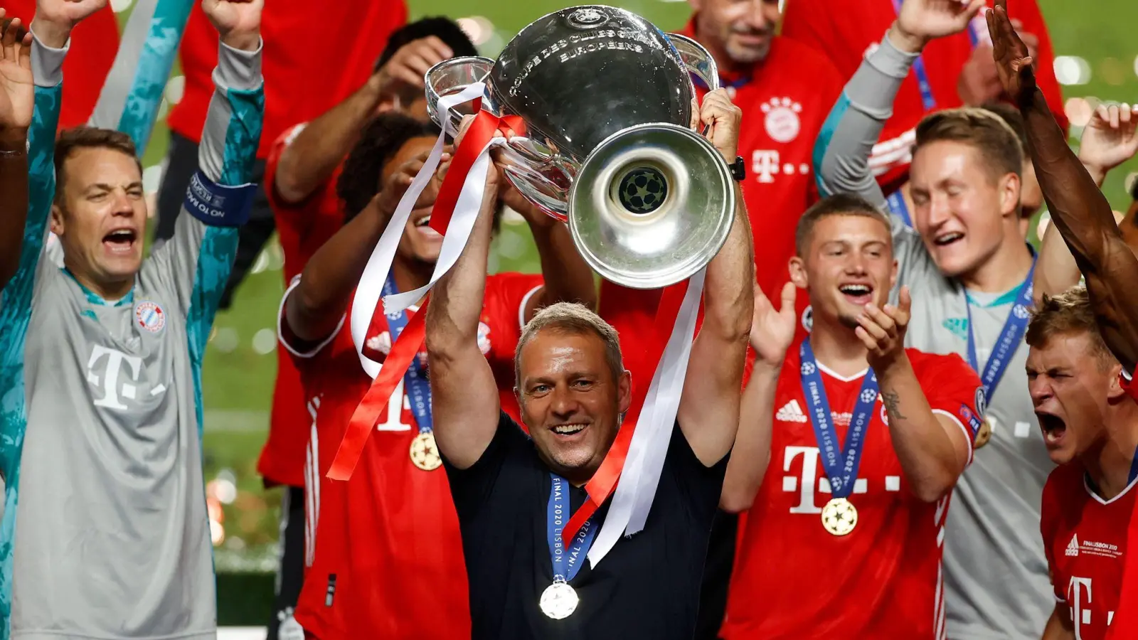 Trainer Hansi Flick mit dem Königsklassen-Pokal nach dem Triumph mit dem FC Bayern 2020. (Foto: Matthew Childs/Pool Reuters/AP/dpa)