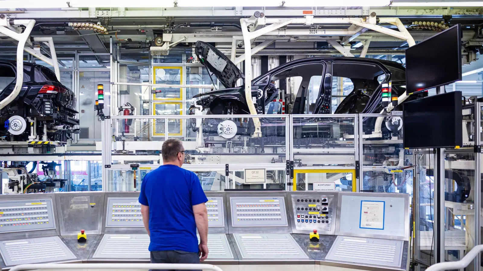 In der Autoindustrie fehlen laut Studie Tausende Fachkräfte. (Archivbild) (Foto: Moritz Frankenberg/dpa)