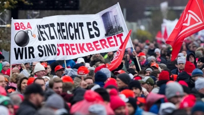 Begleitet von einem flächendeckenden Warnstreik waren beide Seiten in Wolfsburg zu ihrer vierten Tarifrunde zusammengekommen. (Foto: Martin Meissner/AP POOL/dpa)