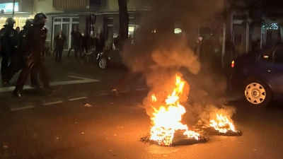 Autoreifen brannten: In der Nacht kam es in Berlin-Neukölln zu Ausschreitungen. (Foto: Julius-Christian Schreiner/dpa)