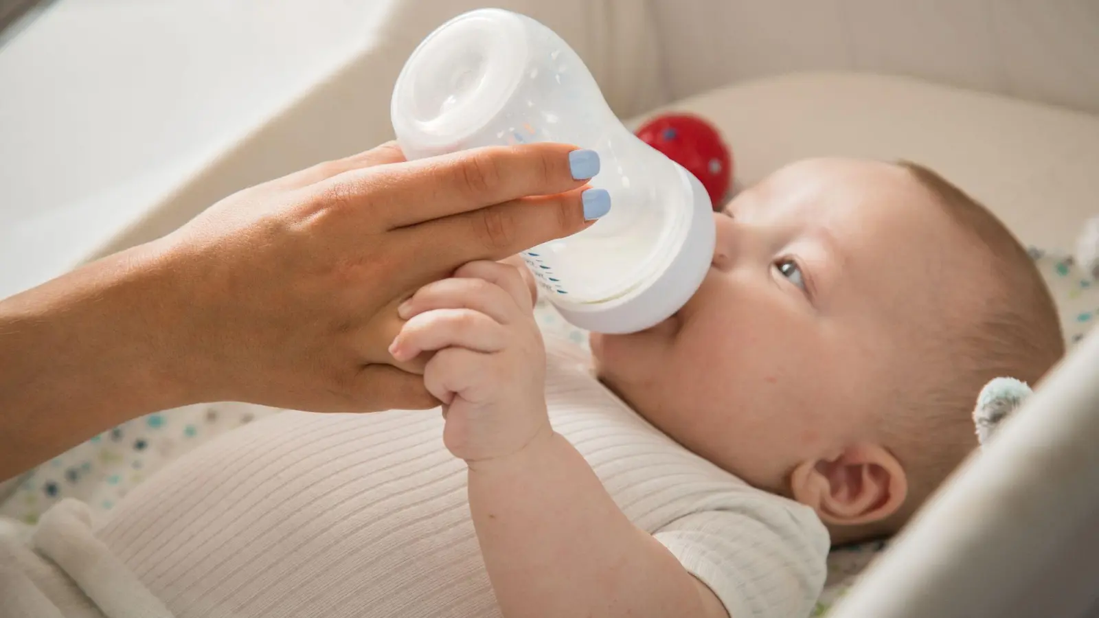 Nicht jedes Kind kann Muttermilch bekommen und viele weitere Mütter setzen auch bald auf Fläschchennahrung mindestens als Zusatz. (Foto: Christin Klose/dpa-tmn)