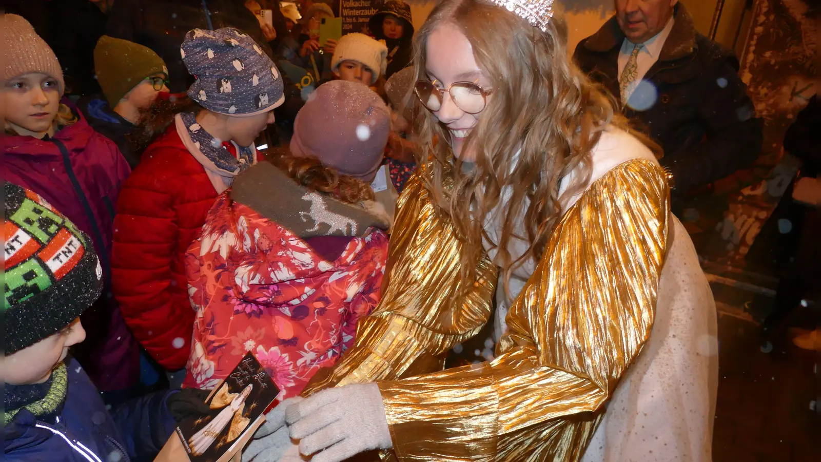 Das Bad Windsheimer Christkind Antonia Botsch mischte sich bei der offiziellen Eröffnung des Bad Windsheimer Weihnachtsmarktes unter die Kinder. (Foto: Helmut Meixner)