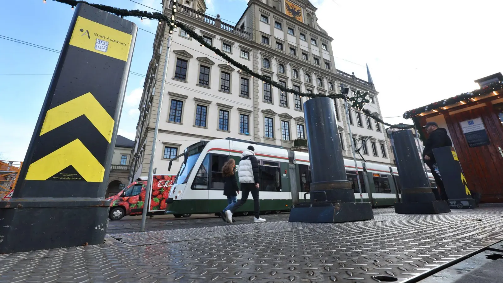 Der Christkindlesmarkt in Augsburg ist unter anderem mit Pollern gesichert.  (Foto: Karl-Josef Hildenbrand/dpa)