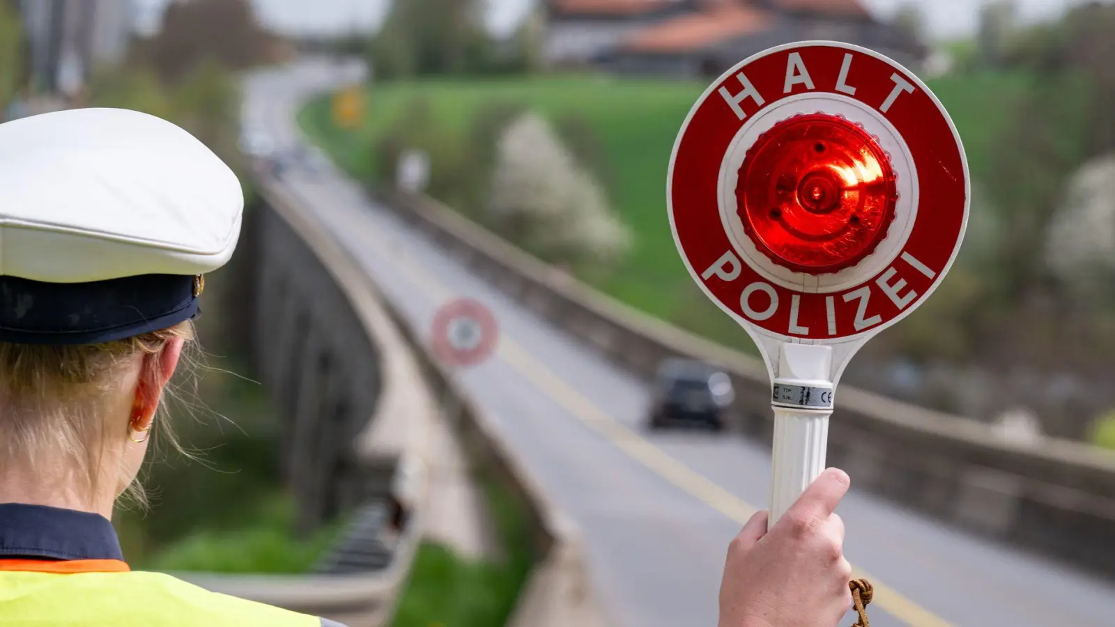 Der mutmaßliche Schleuser missachtete laut Polizei die Anhaltesignale der Beamten. (Symbolbild) (Foto: Armin Weigel/dpa)