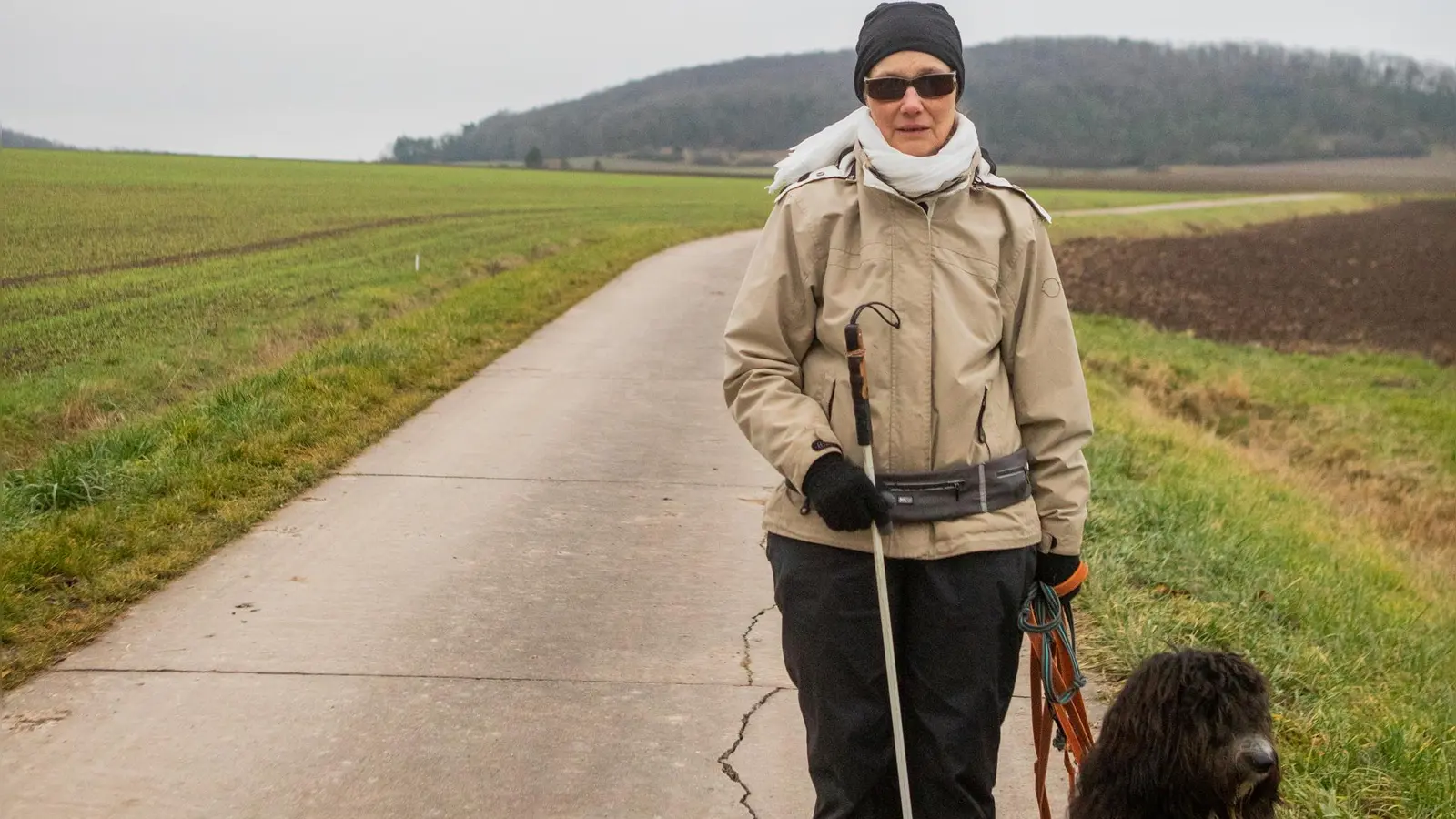 Karin Lenz und Bernie haben besonders feine Antennen füreinander. Das ist auch nötig, damit die beiden in zwei oder drei Jahren eine anspruchsvolle Prüfung absolvieren können. (Foto: Evi Lemberger)