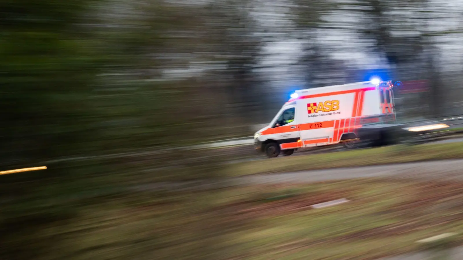 Eine junge Frau ist tödlich verunglückt. (Symbolbild) (Foto: Julian Stratenschulte/dpa)