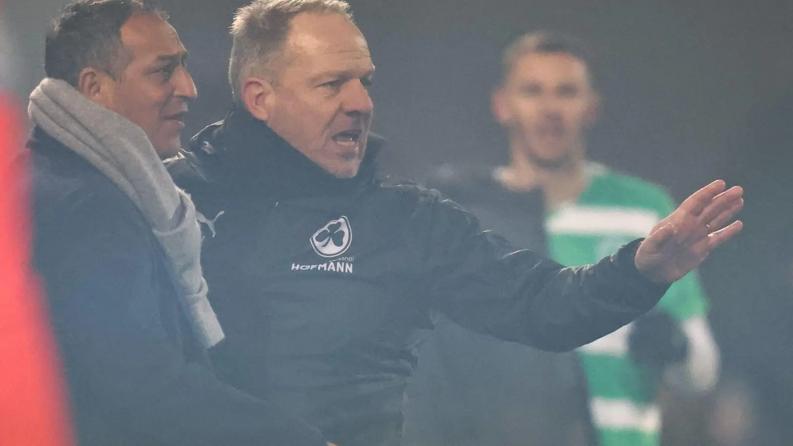 Müssen beide gehen: Manager Rachid Azzouzi (l) und Trainer Alexander Zorniger (r). (Foto: Daniel Karmann/dpa)