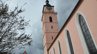 Mit den Kirchenvorstandswahlen stellen sich die Dekanate im Landkreis neu auf – auch die Kirchengemeinde in Neustadt, deren Zentrum die evangelische Stadtkirche (im Bild) bildet. (Foto: Patrick Lauer)