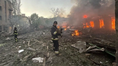 Der ukrainische Präsident Wolodymyr Selenskyj beklagt immer wieder Angriffe durch russische Gleitbomben. (Archivbild) (Foto: ---/Ukrainian Emergency Service/AP/dpa)