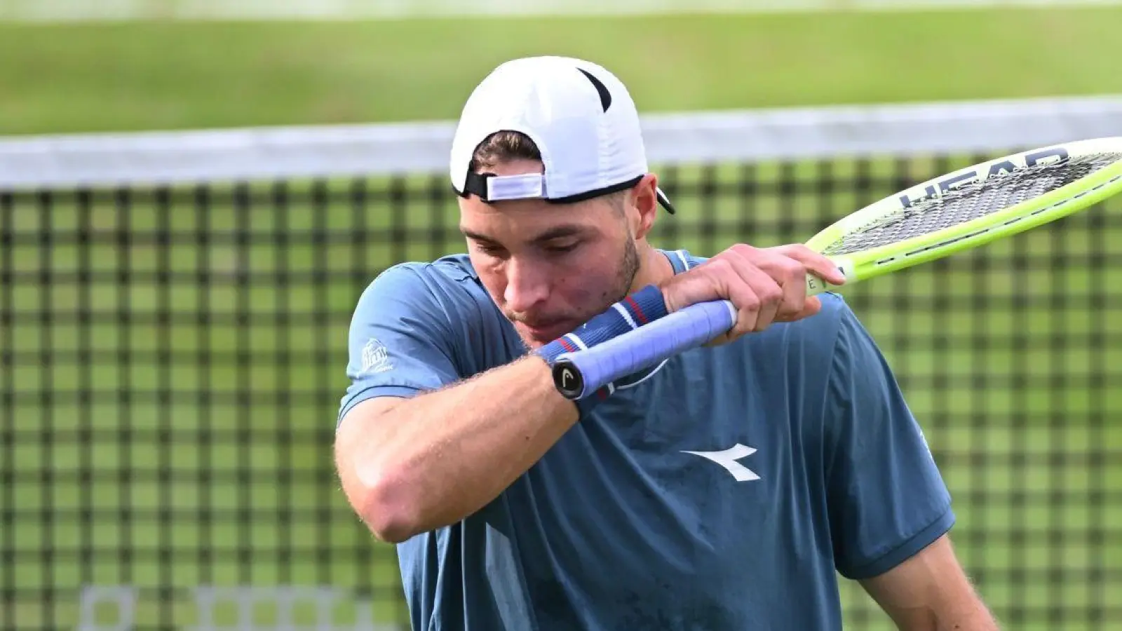 Jan-Lennard Struff kann nicht zu seinem Viertelfinal-Match in Stuttgart antreten. (Foto: Marijan Murat/dpa)