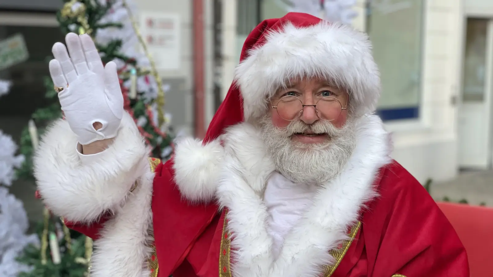 Der Ansbacher Uwe Lechner schlüpft seit einigen Jahren gern ins Kostüm des Weihnachtsmannes. Ehe er seine Paraderolle fand, stand er regelmäßig in Musicals auf der Bühne. (Foto: Lara Hausleitner)