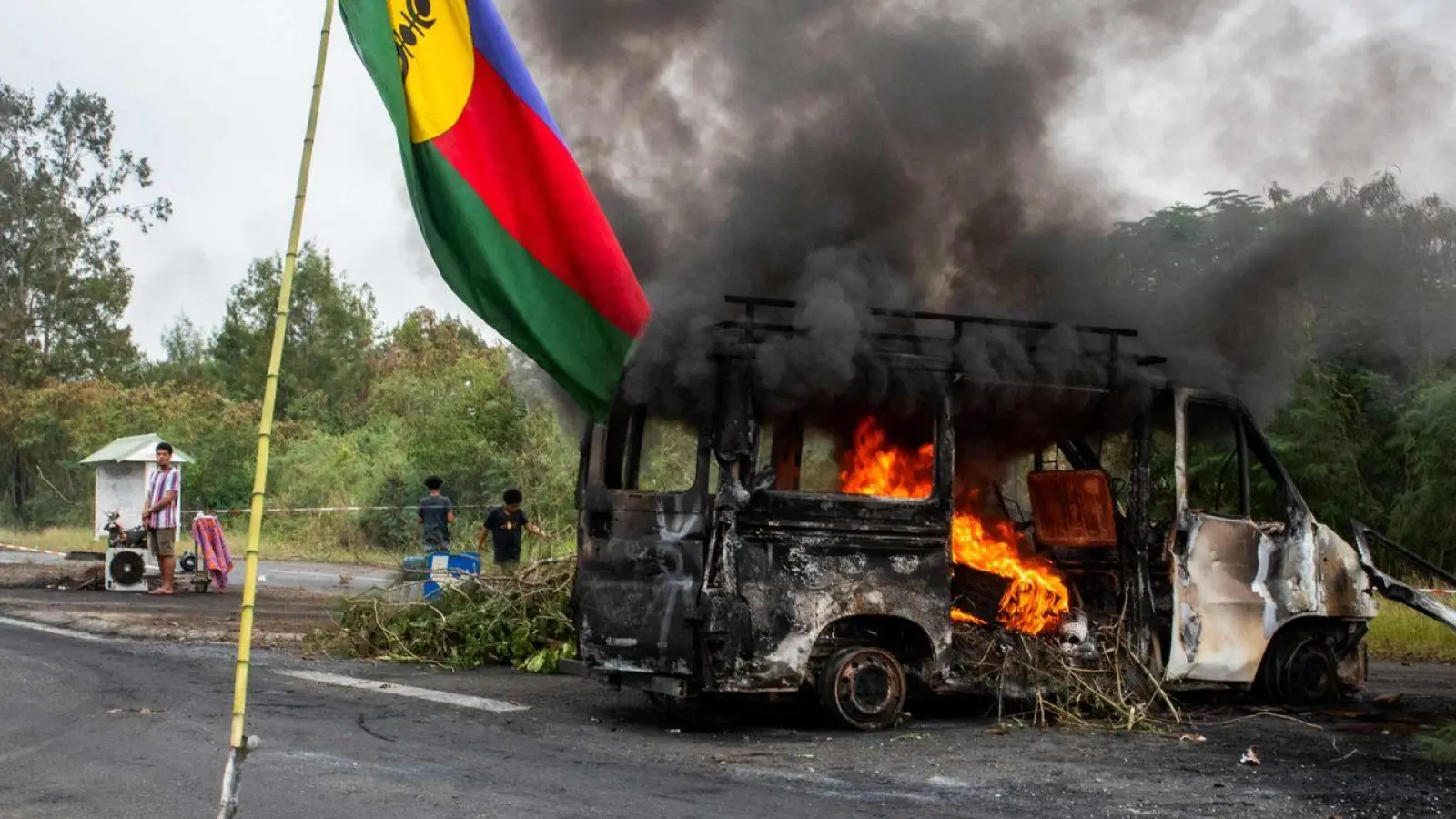 Ein brennendes Fahrzeug an einer Straßensperre: Frankreich hat den Ausnahmezustand verhängt. (Foto: Delphine Mayeur/AFP/dpa)