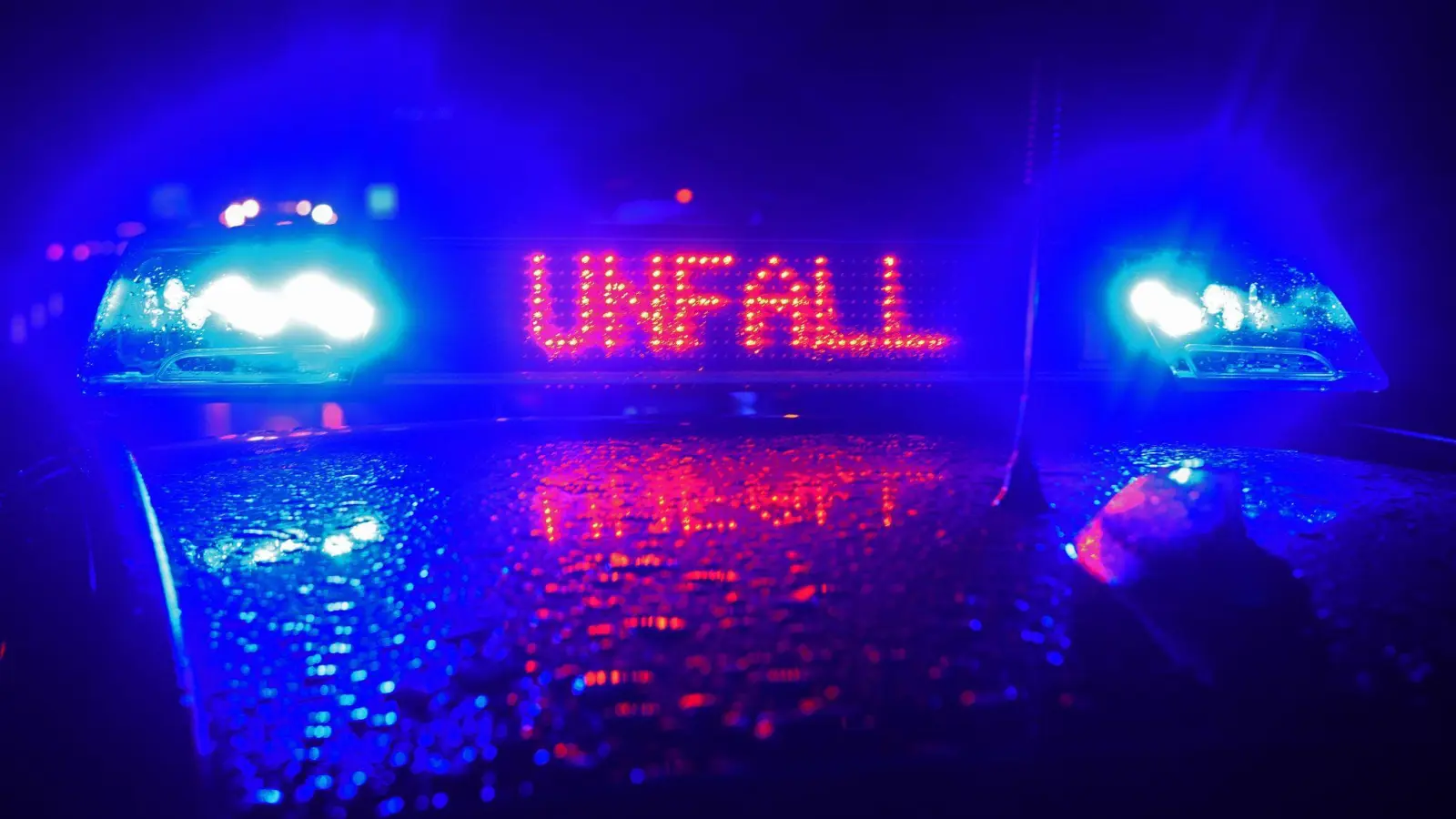 Bei dem Autofahrer stellten Polizisten starken Alkoholgeruch fest. (Symbolbild)  (Foto: Stefan Puchner/dpa)