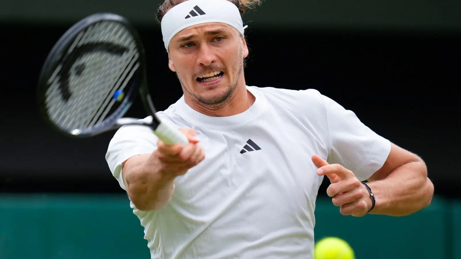 Alexander Zverev scheiterte in Wimbledon im Achtelfinale. (Foto: Kirsty Wigglesworth/AP/dpa)