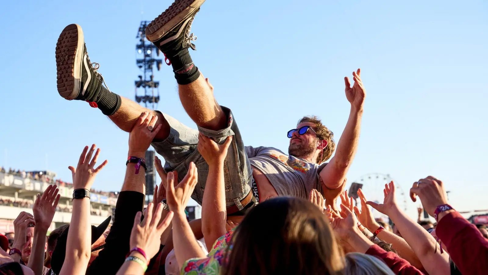 Beim Jubiläum im kommenden Jahr können die Festivalbesucher zur Musik von 100 Acts feiern. (Archivbild) (Foto: Thomas Frey/dpa)