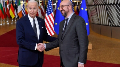 US-Präsident Joe Biden (l) gratuliert dem EU-Ratspräsidenten Charles Michel. (Foto: Geert Vanden Wijngaert/AP/dpa)