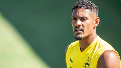 Sebastien Haller überreichte beim Ballon d&#39;Or die Trophäe für den besten Torhüter. (Foto: David Inderlied/Deutsche Presse-Agentur GmbH/dpa)