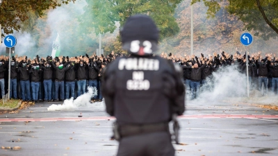 Der deutsche Fußball erarbeitet Vorschläge gegen Gewalt rund um die Spiele. (Foto: Moritz Frankenberg/dpa)