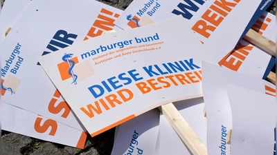 Plakate von Medizinern liegen auf dem Boden. Der Marburger Bund hat Ärztinnen und Ärztinnen in mehreren Bundesländern zum Streik aufgerufen. (Archivbild) (Foto: Peter Kneffel/dpa)