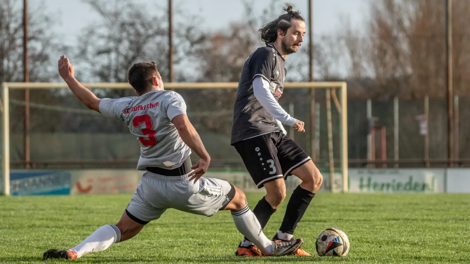 Der SC Aufkirchen (links Jonas Buckley) gewann das Süd-Derby in Herrieden (Tom Plohmer) mit 3:1 und ist auf vier Punkte an den spielfreien Spitzenreiter Neuendettelsau herangerückt. (Foto: Markus Zahn)