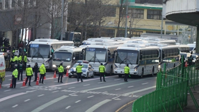 Vor dem Sitz des Präsidenten befand sich vor dem Festnahme-Versuch ein großes Polizeiaufgebot.  (Foto: Lee Jin-man/AP/dpa)