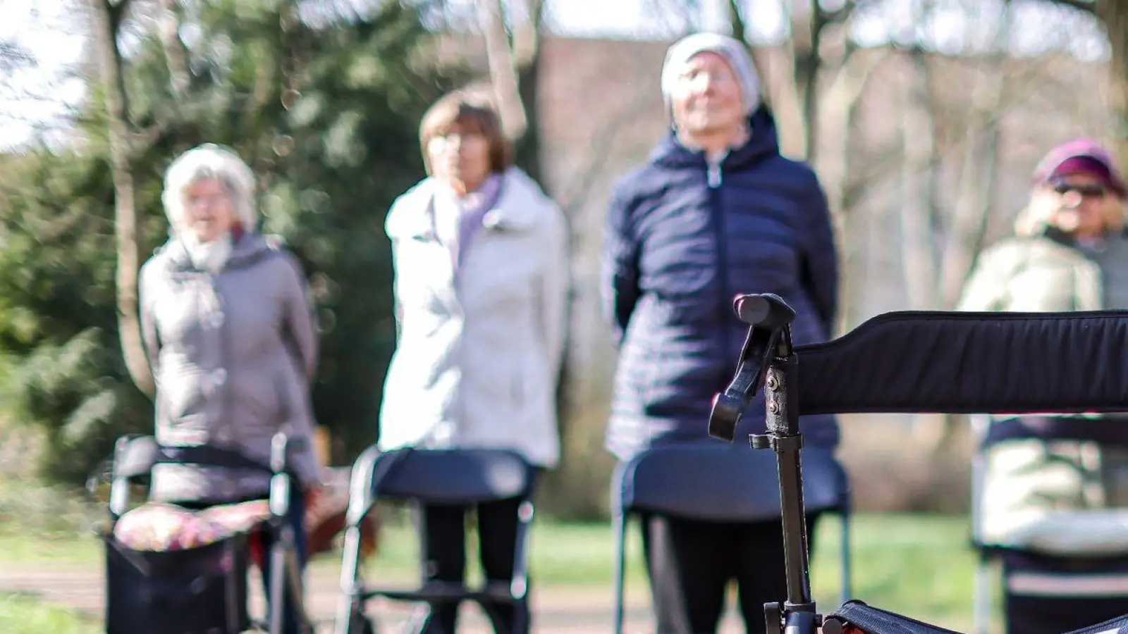 Zusammen ist man weniger allein: Es gibt spezielle Angebote, die extra dafür gemacht sind, dass sich pflegebedürftige Menschen weniger allein fühlen. Hier: Rollator-Yoga in Köthen (Sachsen-Anhalt). (Foto: Jan Woitas/dpa/dpa-tmn)