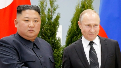 Russlands Präsident Wladimir Putin (r) will nach Angaben aus dem Kreml in das international isolierte Nordkorea reisen. Er trifft dort Kim Jong Un, wie schon hier 2019. (Foto: Alexander Zemlianichenko/AP Pool/dpa)