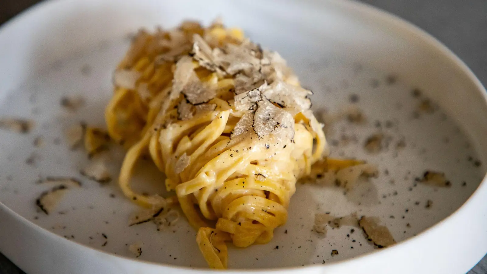 Hier ist der Trüffel der Star und braucht nicht viel Beiwerk: Über die Tagliatelle wird der Trüffel hauchdünn geraspelt. (Foto: BOS FOOD/dpa-tmn)