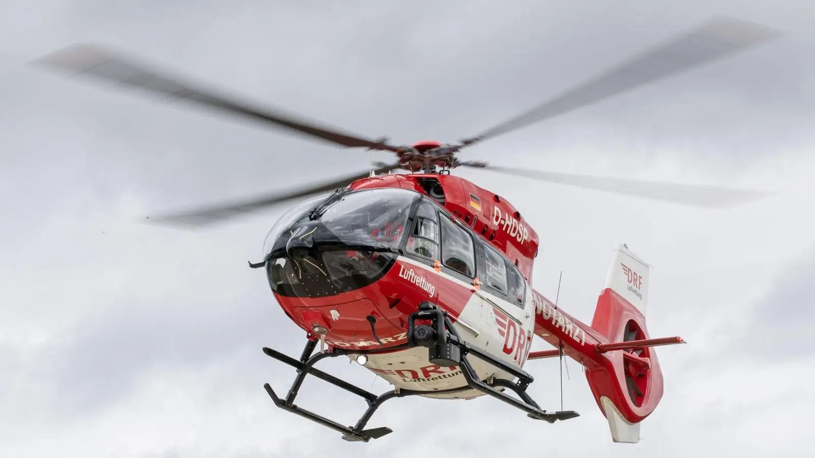 Der verletzte Motorradfahrer wurde per Hubschrauber ins Krankenhaus gebracht. (Symbolbild) (Foto: Daniel Karmann/dpa)