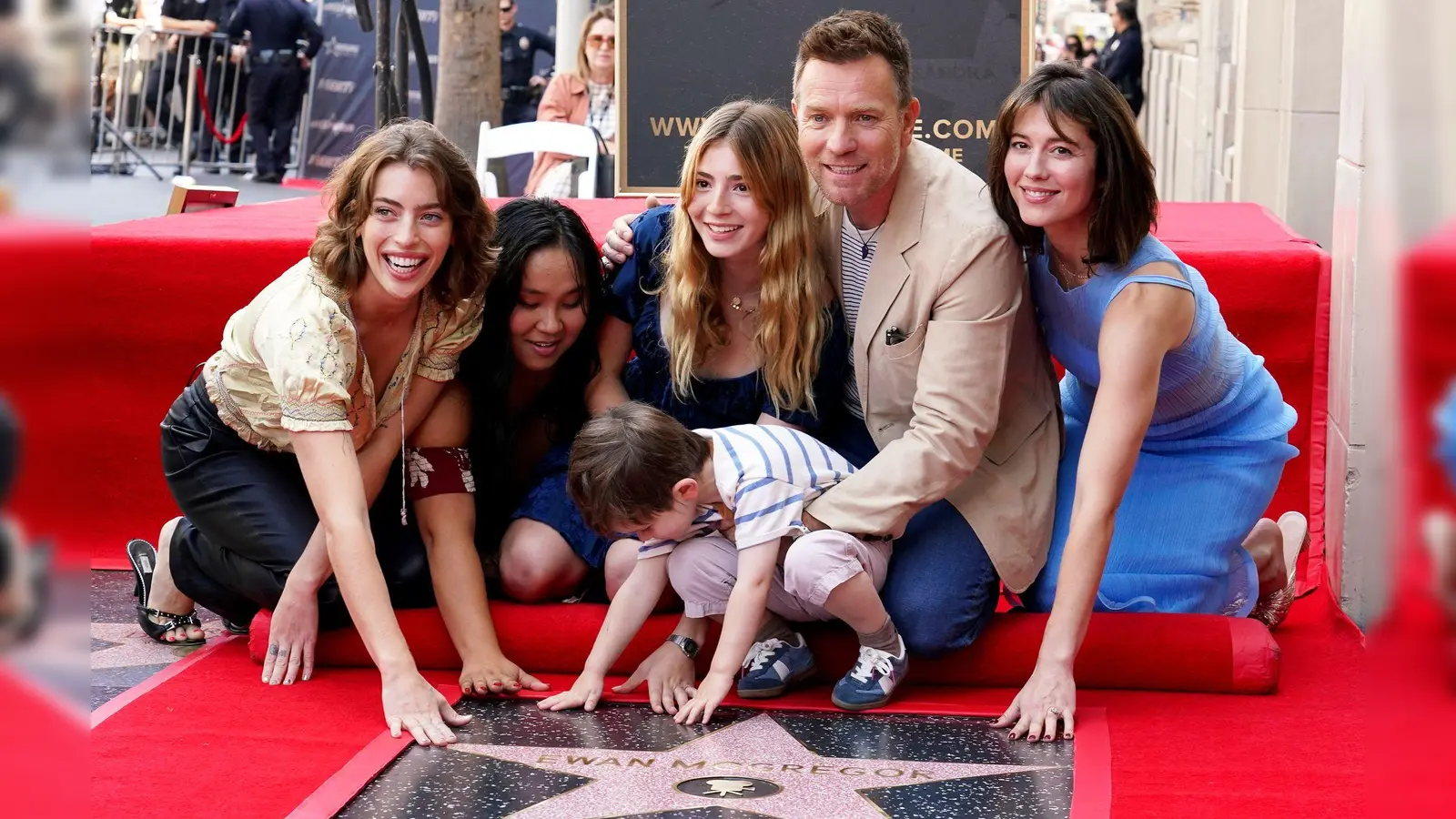 Ewan McGregor bringt seine Familie zu der Zeremonie mit. (Foto: Jordan Strauss/Invision/AP/dpa)