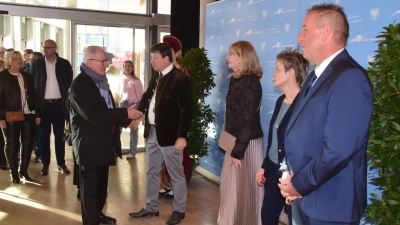 Viele Hände schüttelten Dajana Pissors (leicht verdeckt), Bürgermeister Jürgen Heckel, seine Frau Dr. Annette Volkamer sowie seine Stellvertreter Alexandra Horst und Ronald Reichenberg (von hinten). (Foto: Gerhard Krämer)