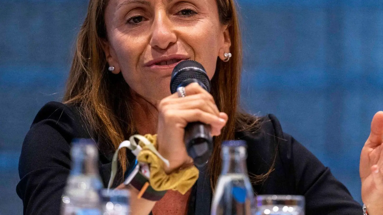 Alice Mascia, Geschäftsführerin von Streamingdienst DAZN in der DACH-Region, spricht während einer Podiumsrunde beim SpoBis-Kongress. (Foto: David Inderlied/dpa/Archivbild)