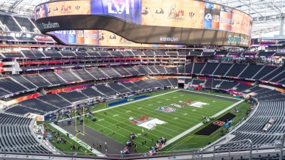 Ein Vorbild für den Fußball? Für den Super Bowl LVI sollte die größte LED-Videowall der Welt den Zuschauern ein modernes Stadionerlebnis bieten. (Foto: Maximilian Haupt/dpa)