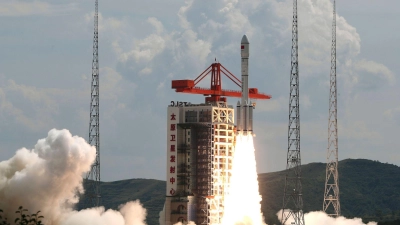 Eine Trägerrakete vom Typ Langer Marsch 6 hebt mit einer neuen Satellitengruppe ab. (Archivbild)  (Foto: Zheng Bin/Xinhua/AP/dpa)