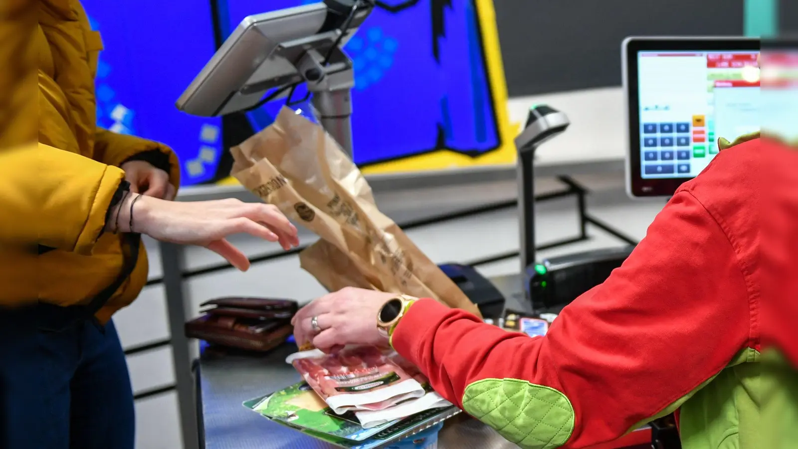 Kassiererinnen und Kassierer arbeiten oft auf Minijob-Basis: Ab 2025 steigen auch ihre Verdienstmöglichkeiten.  (Foto: Jens Kalaene/dpa-Zentralbild/dpa-tmn)