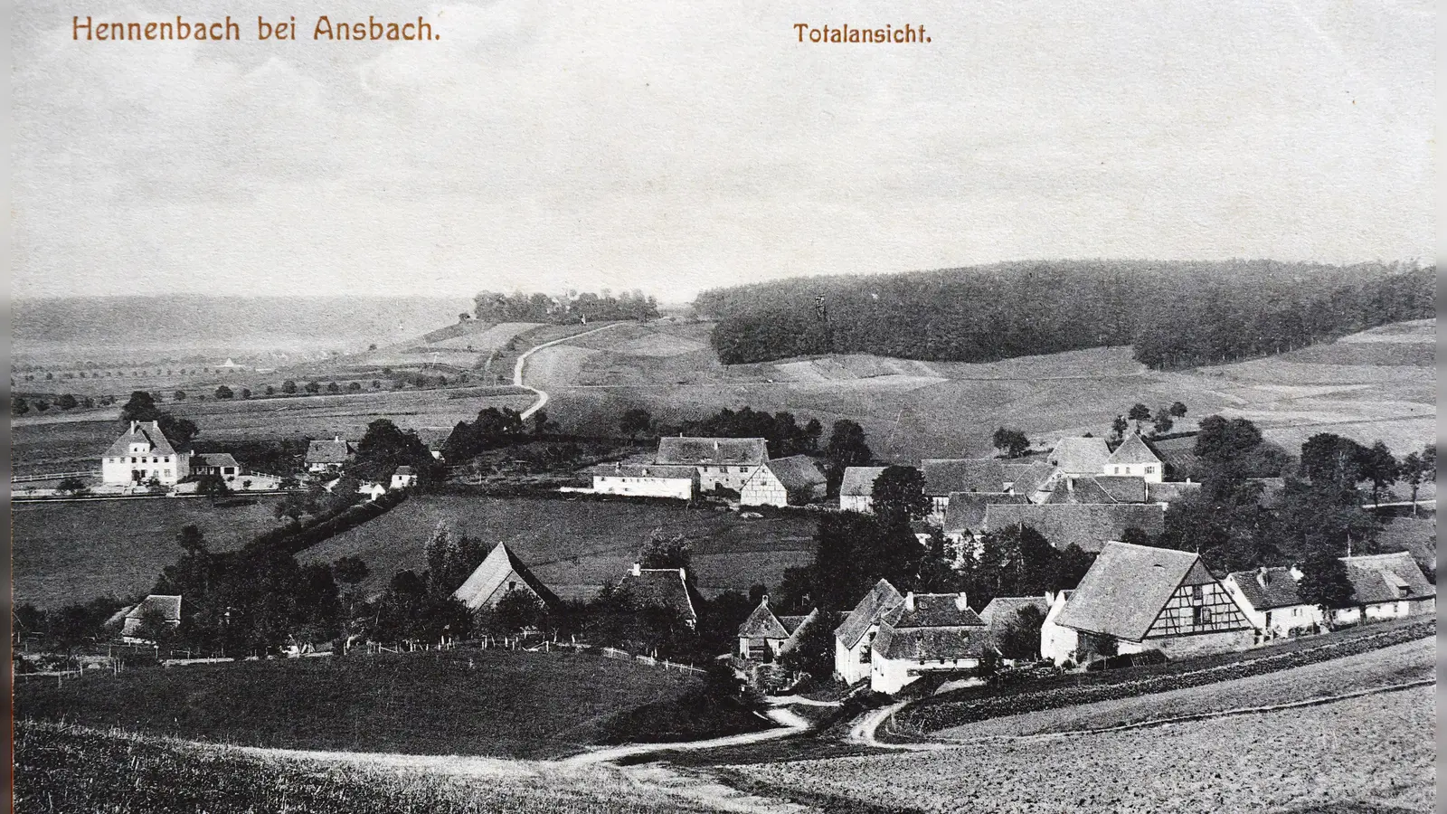 Das schöne Wetter Ende September 1924 lädt zu Spaziergängen in die Umgebung ein, zum Beispiel nach Hennenbach mit seinen Dorfwirtschaften. In dieser historischen Aufnahme ist links das Schulhaus zu erkennen. (Repro: Sammlung Breitschwert/Jim Albright)