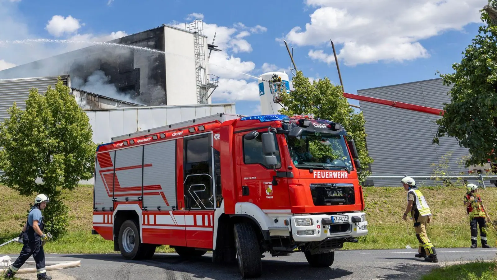 Der Schaden durch den Brand dürfte laut Polizei in Millionenhöhe liegen. (Foto: Heiko Becker/dpa)