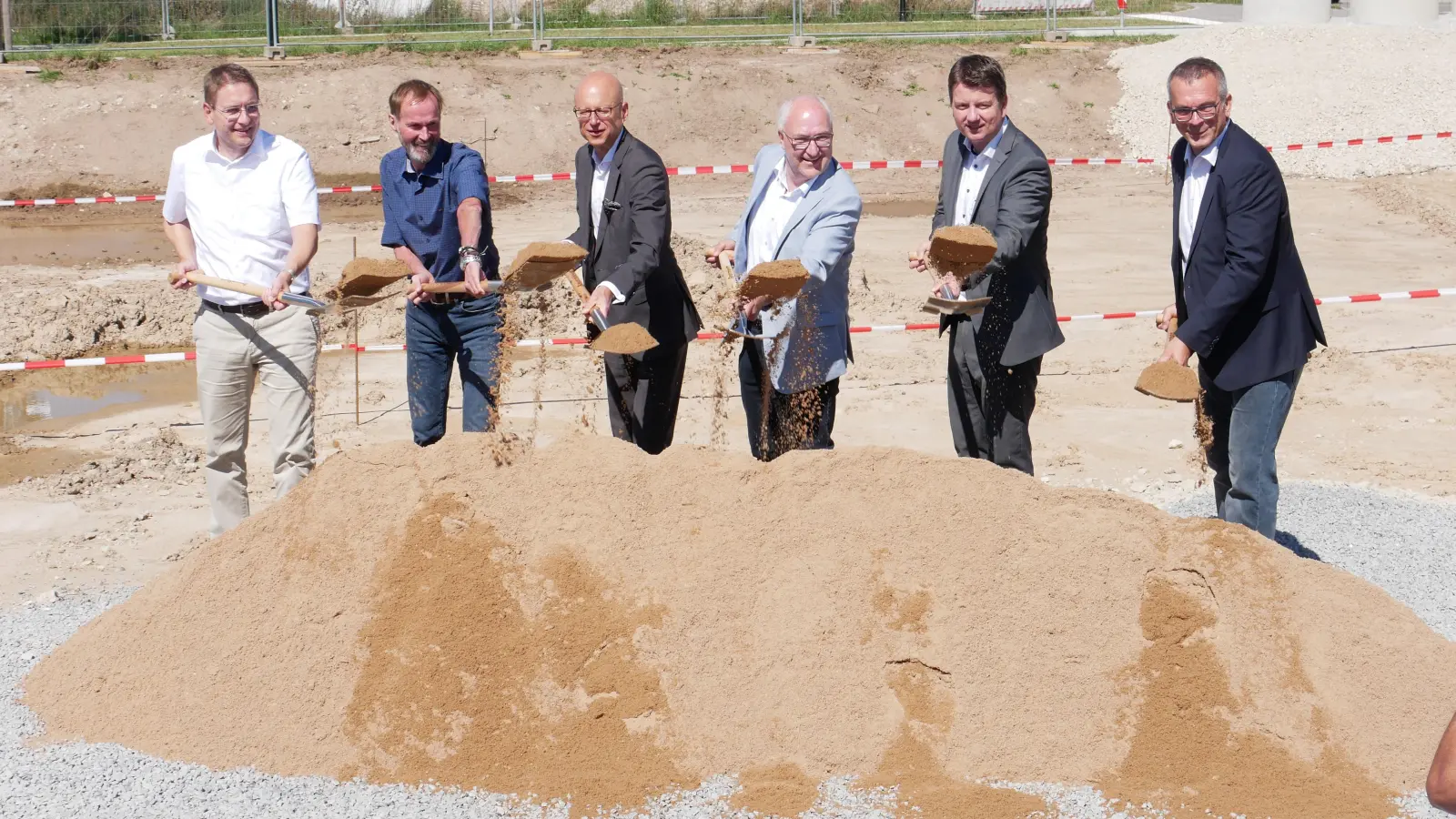 Beim Spatenstich für die sozial geförderte Wohnanlage im Baugebiet Gaisfeld IV (von links): Landrat Dr. Jürgen Ludwig, Oberbürgermeister Dr. Christoph Hammer, BayernHeim-Geschäftsführer Ralph Büchele, der Kreisverbandsvorsitzende des Bayerischen Gemeindetags, Helmut Schnotz, Staatssekretär Sandro Kirchner und Generalplaner Thomas Zech. (Foto: Lisa-Maria Liebing)