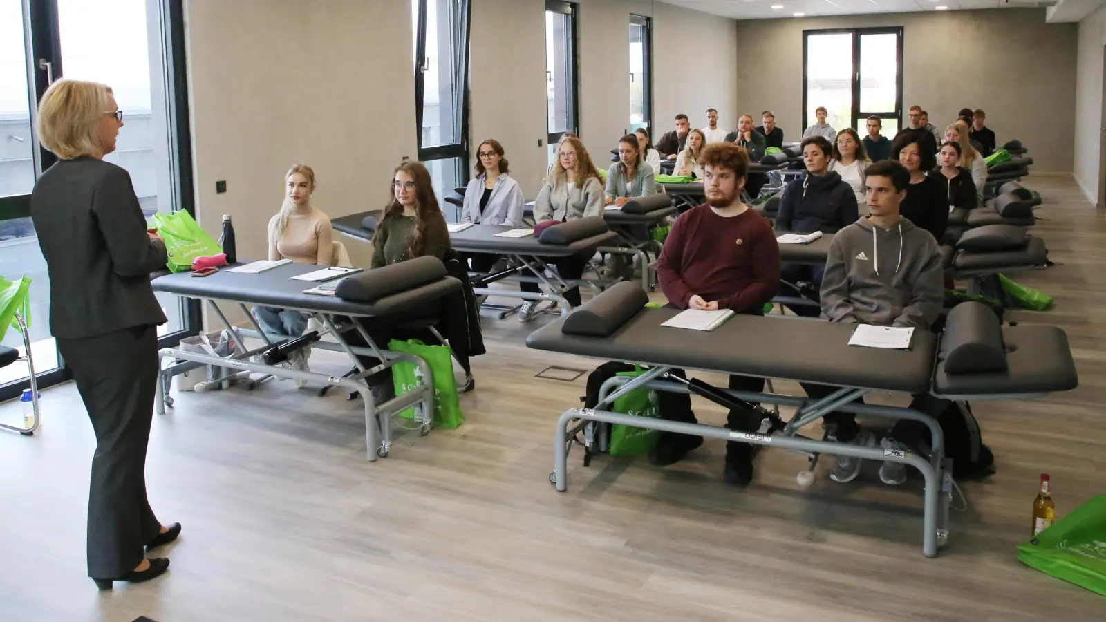 Die Dozentin Janett Herklotz begrüßte die ersten 28 Schüler an der neuen Berufsfachschule für Physiotherapeuten im Burgoberbacher Gewerbegebiet Im Herrmannshof. (Foto: Alexander Biernoth)